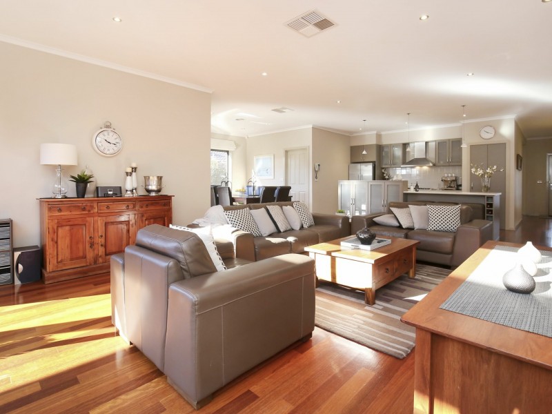 18 Outcrop Crescent, South Morang VIC 3752