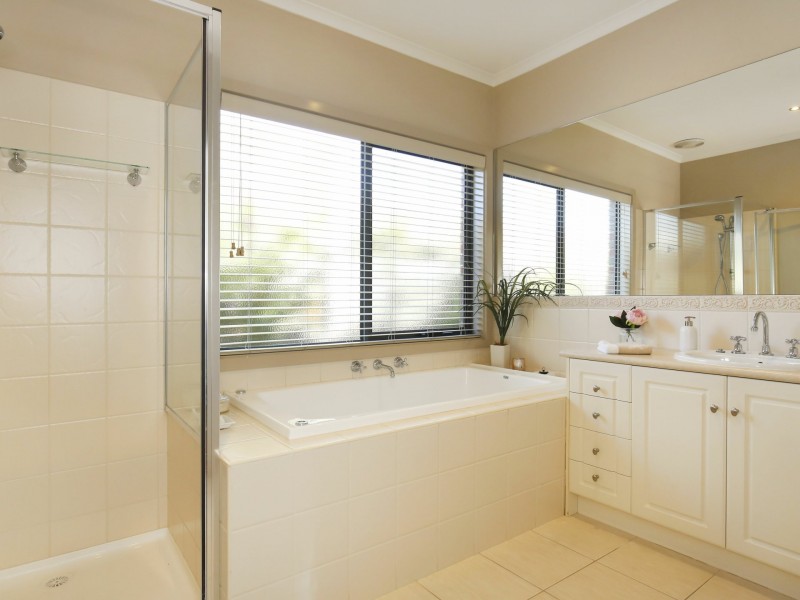 18 Outcrop Crescent, South Morang VIC 3752