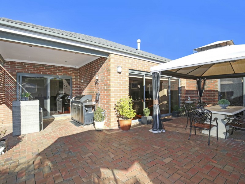 18 Outcrop Crescent, South Morang VIC 3752