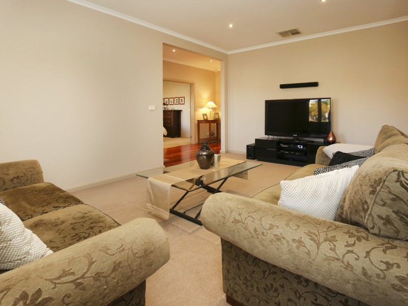 18 Outcrop Crescent, South Morang VIC 3752