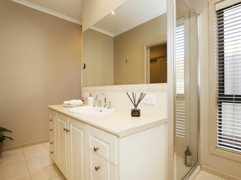 18 Outcrop Crescent, South Morang VIC 3752