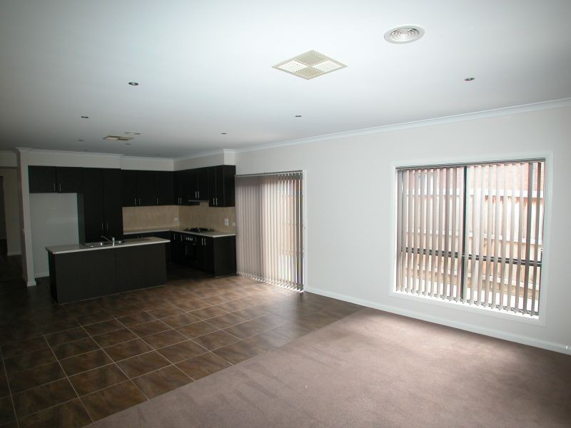 18 Songbird Crescent, South Morang VIC 3752