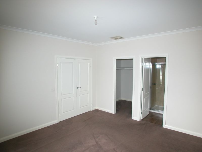 18 Songbird Crescent, South Morang VIC 3752