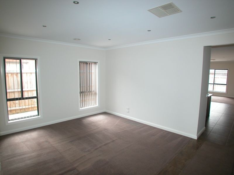 18 Songbird Crescent, South Morang VIC 3752