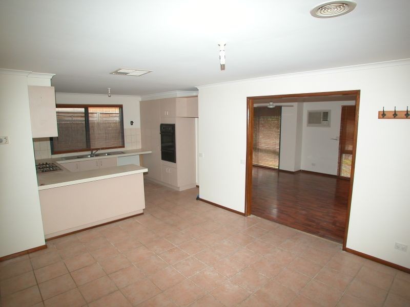 10 Clifford Close, Mill Park VIC 3082