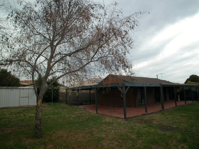 10 Clifford Close, Mill Park VIC 3082