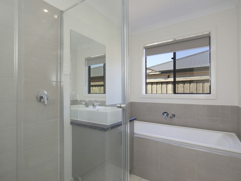 24 Fossilstone Ave, Doreen VIC 3754
