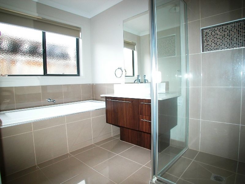 10 Willie-Wagtail Drive, South Morang VIC 3752