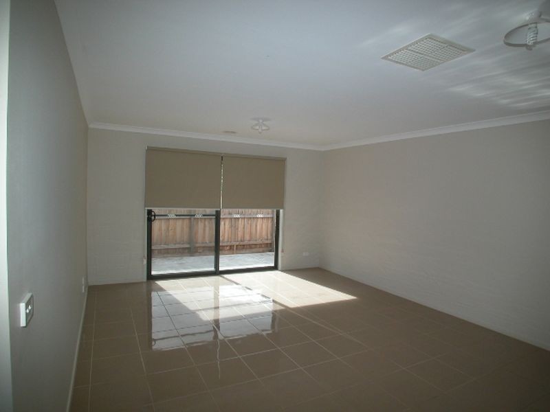 10 Willie-Wagtail Drive, South Morang VIC 3752