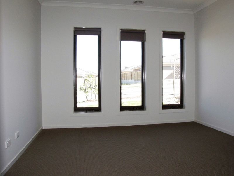 8 Bluejay Road, Doreen VIC 3754