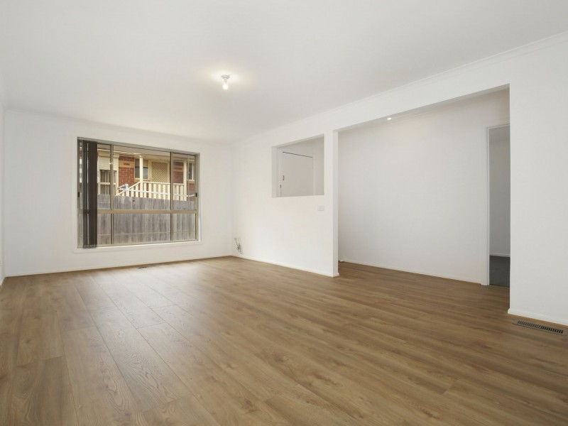 2/21 Bradley Drive, Mill Park VIC 3082