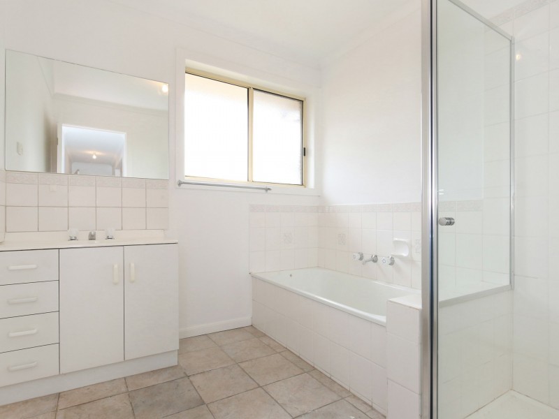 2/21 Bradley Drive, Mill Park VIC 3082