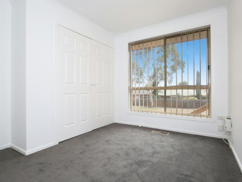 2/21 Bradley Drive, Mill Park VIC 3082