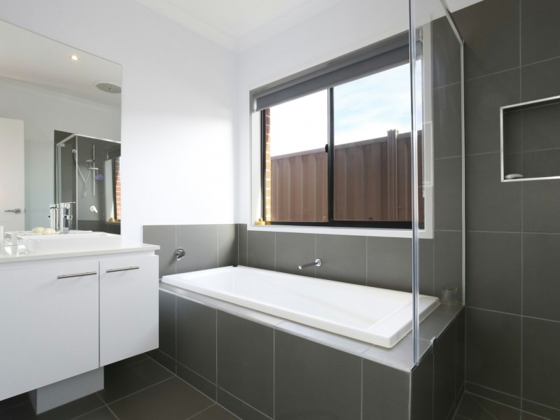14 Witchazel Drive, South Morang VIC 3752