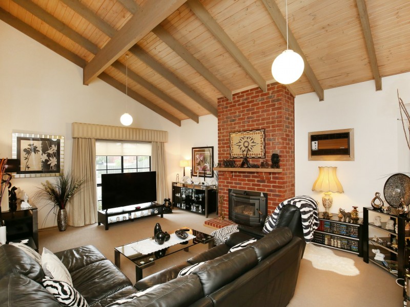 12 Fenech Close, Mill Park VIC 3082