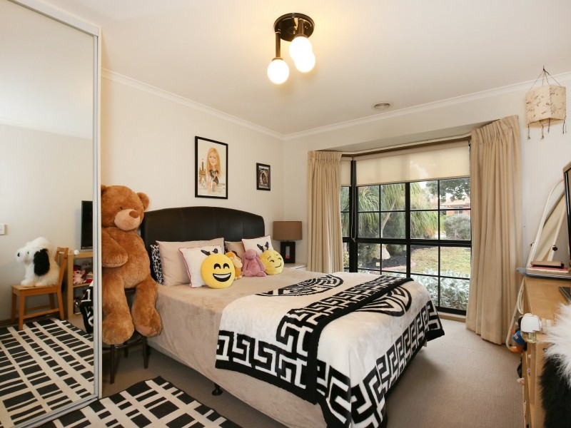 12 Fenech Close, Mill Park VIC 3082