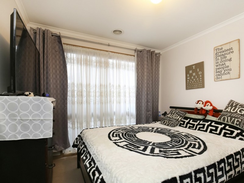 12 Fenech Close, Mill Park VIC 3082