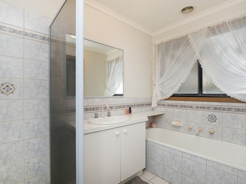 12 Fenech Close, Mill Park VIC 3082