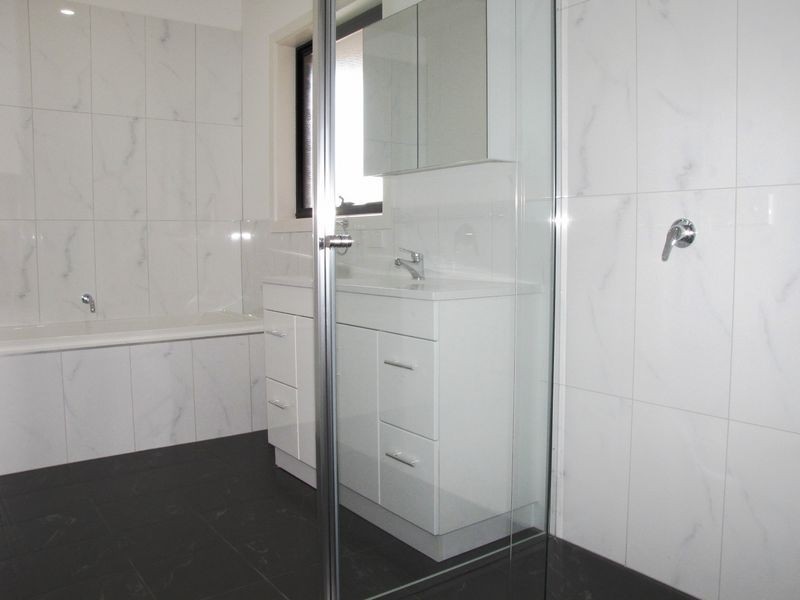 2/51 Hurlstone Crescent, Mill Park VIC 3082