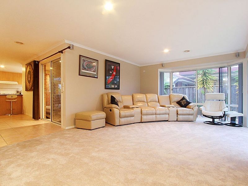 34 Pretty Valley Grove, South Morang VIC 3752