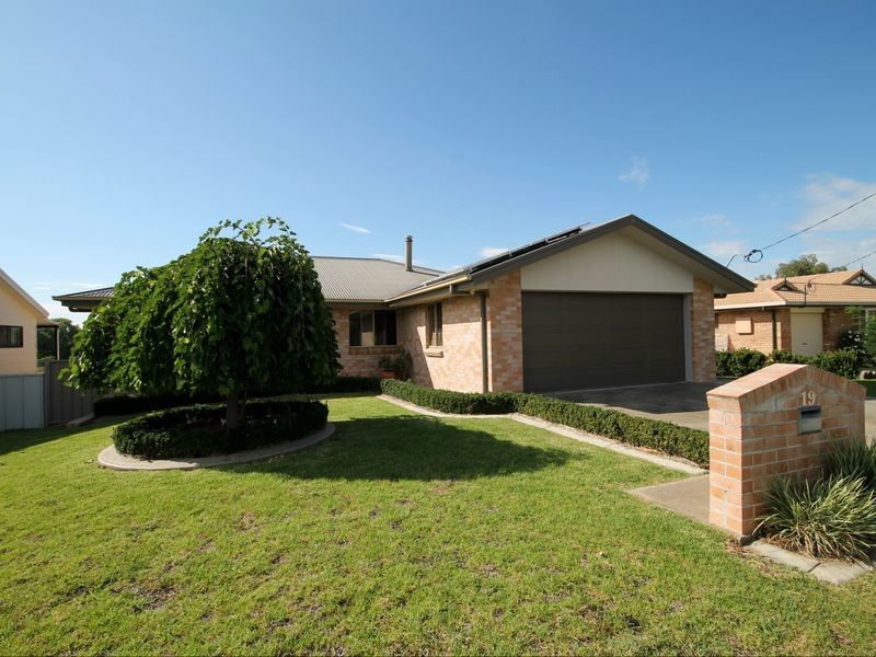 19 Brownleigh Vale Drive, Inverell NSW 2360