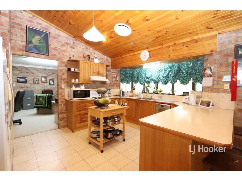 83 Ditzells Drive, Inverell NSW 2360