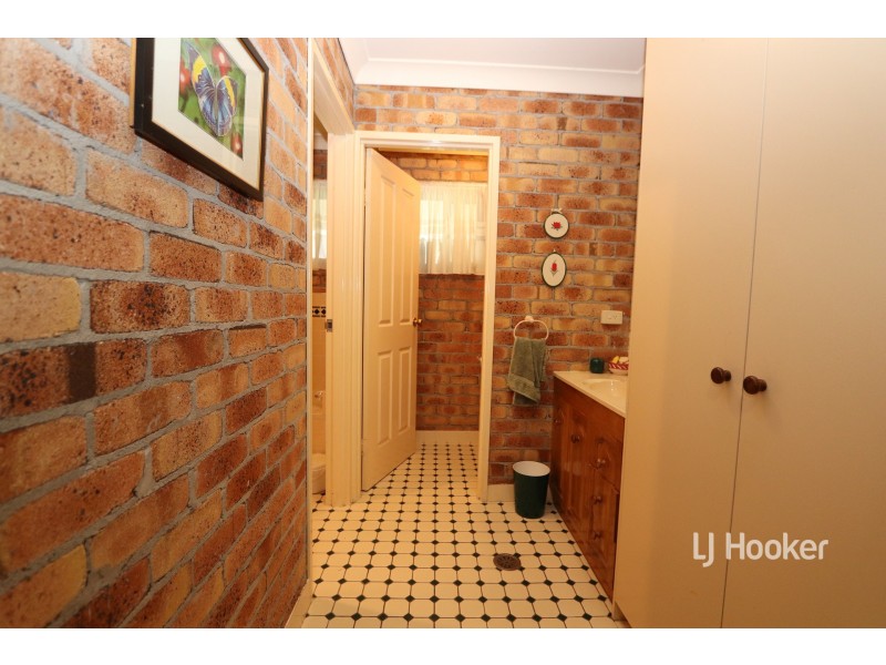 83 Ditzells Drive, Inverell NSW 2360