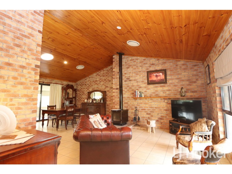 83 Ditzells Drive, Inverell NSW 2360