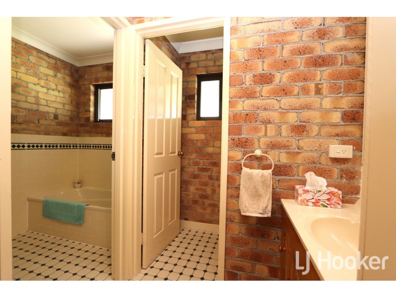 83 Ditzells Drive, Inverell NSW 2360