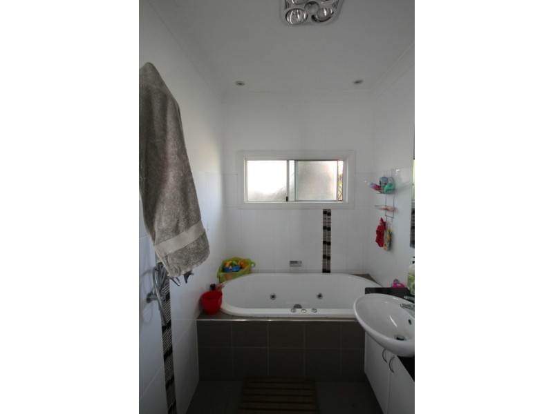 9 East Street, Inverell NSW 2360