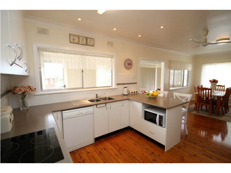 16 Carlyle Street, Inverell NSW 2360