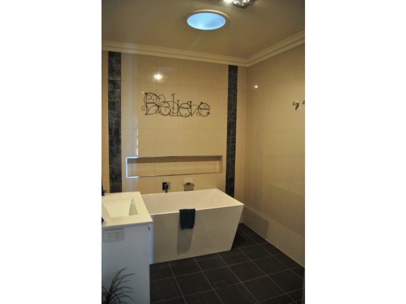 16 Bennett Street, Inverell NSW 2360