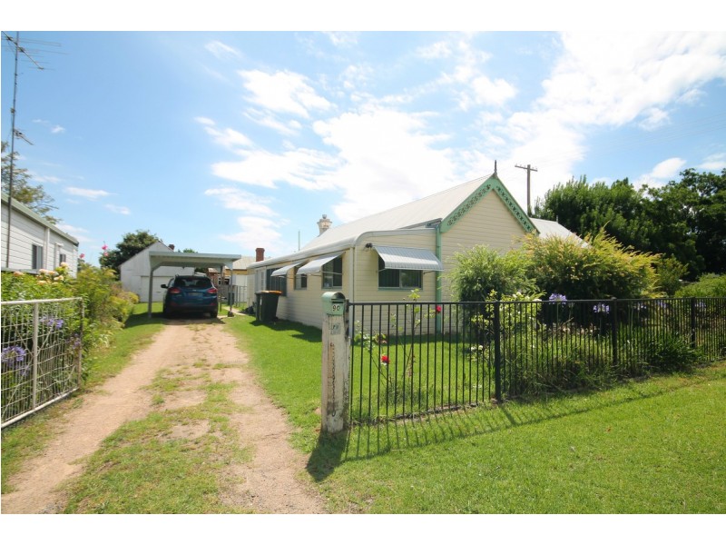 90 Lawrence Street, Inverell NSW 2360