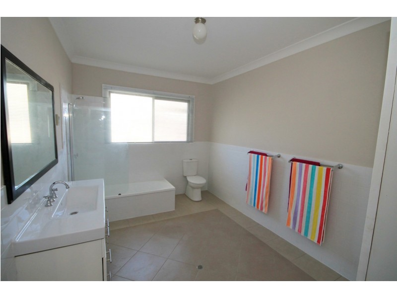 17 Lang Street, Inverell NSW 2360