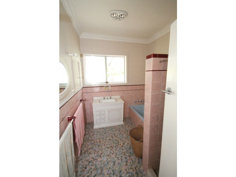 2 Lewin Street, Inverell NSW 2360