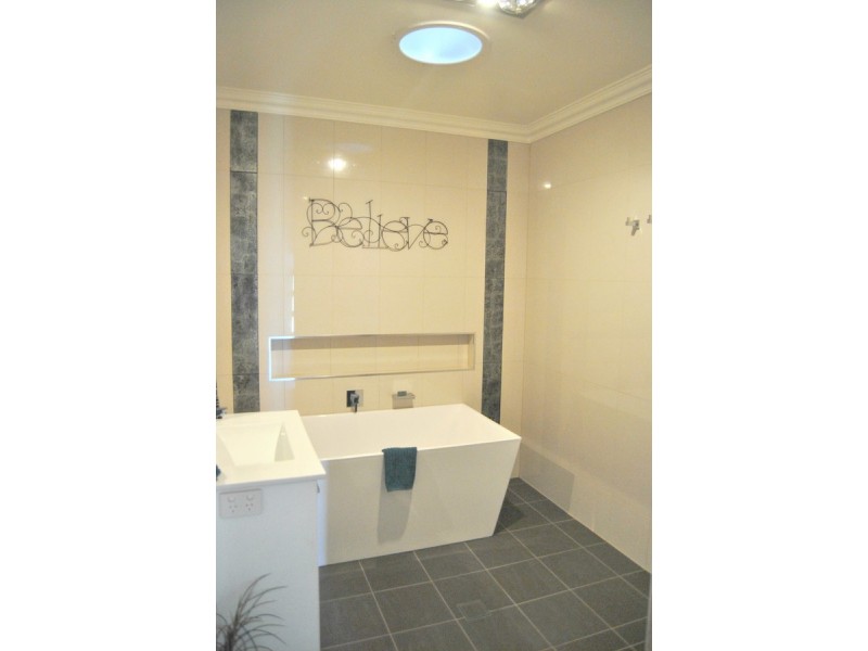 16 Bennett Street, Inverell NSW 2360