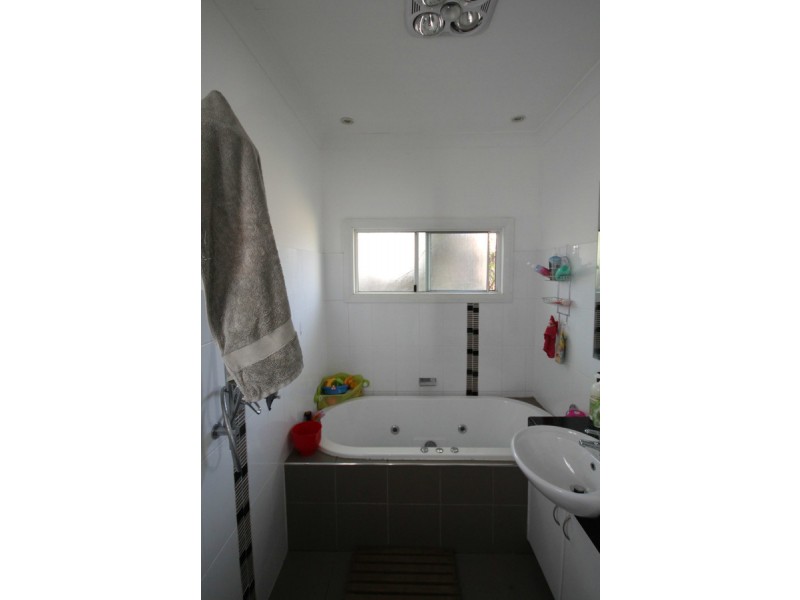 9 East Street, Inverell NSW 2360