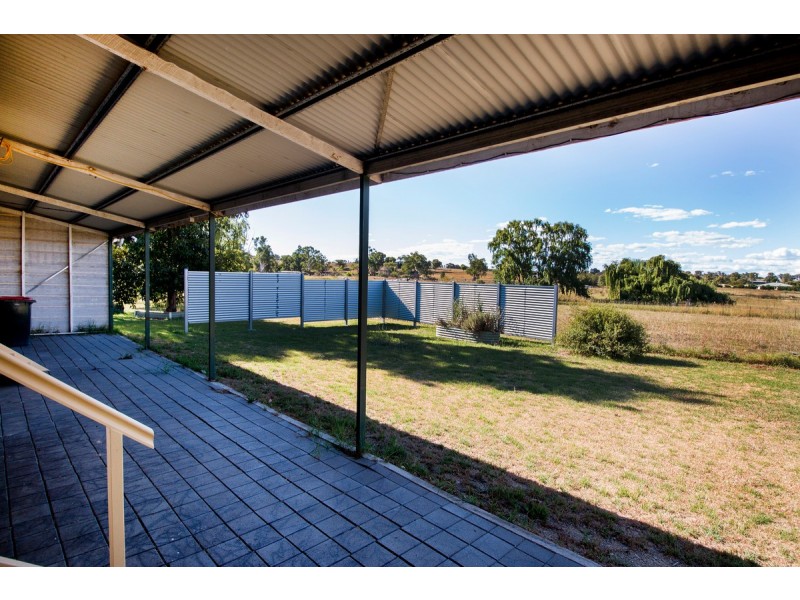 19 Taylor Avenue, Inverell NSW 2360