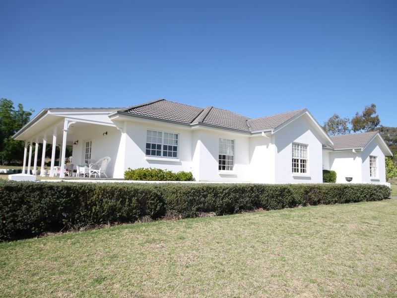 100 Runnymede Drive, Inverell NSW 2360