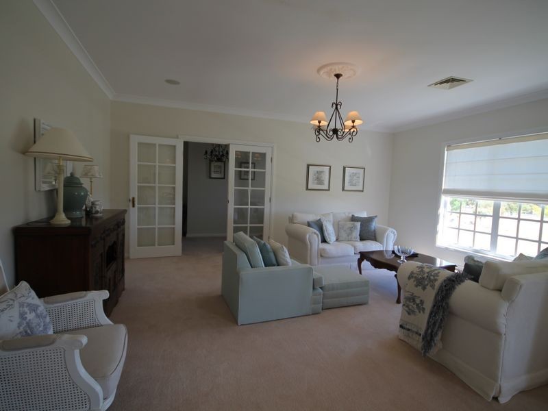 100 Runnymede Drive, Inverell NSW 2360