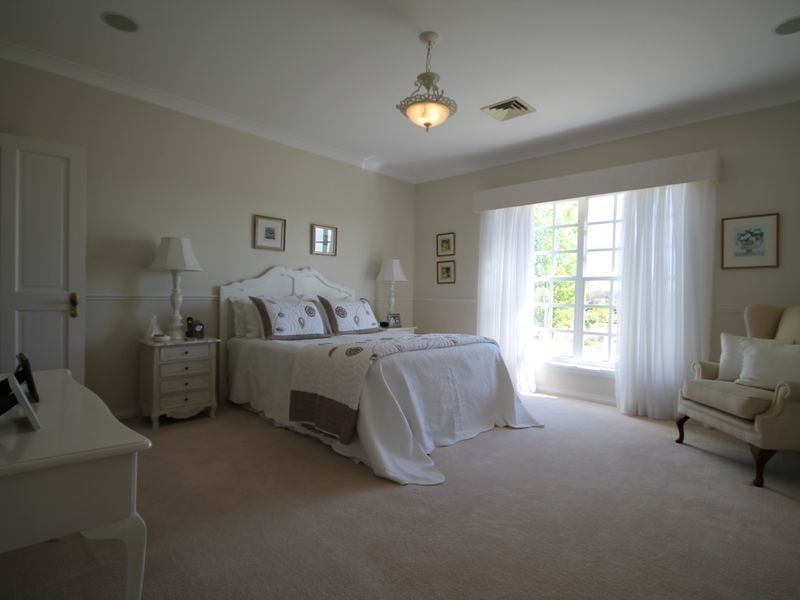 100 Runnymede Drive, Inverell NSW 2360