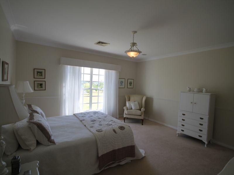 100 Runnymede Drive, Inverell NSW 2360