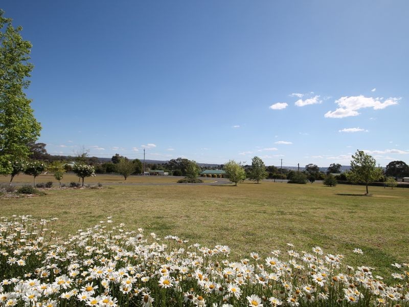 100 Runnymede Drive, Inverell NSW 2360