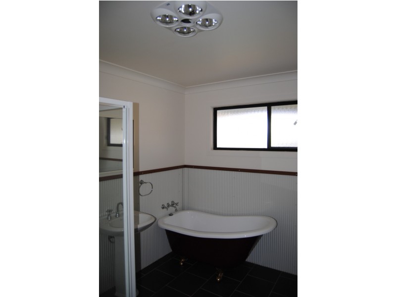 4 Burnett Street, Inverell NSW 2360