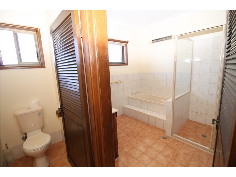 1 Allambie Crescent, Inverell NSW 2360