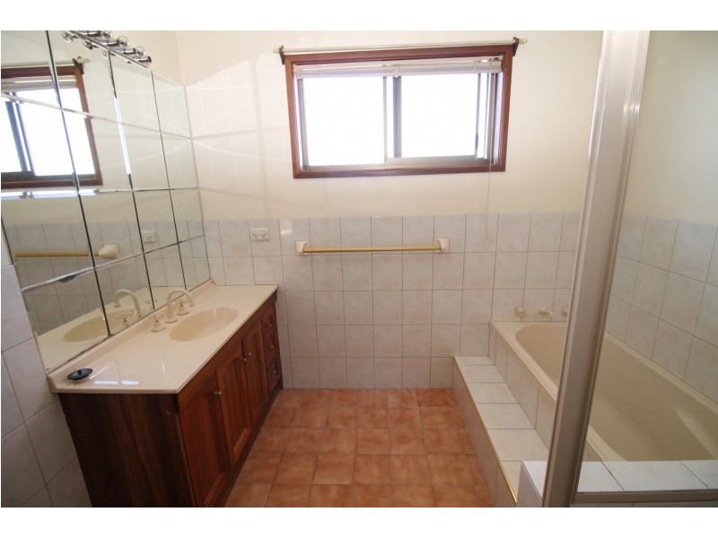 1 Allambie Crescent, Inverell NSW 2360