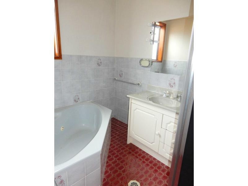 18 Zircon Street, Inverell NSW 2360