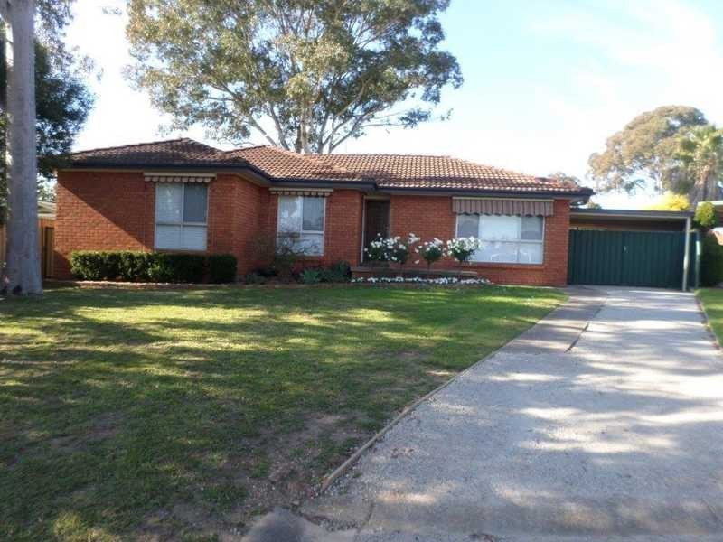 2 Bax Glen, St Clair NSW 2759