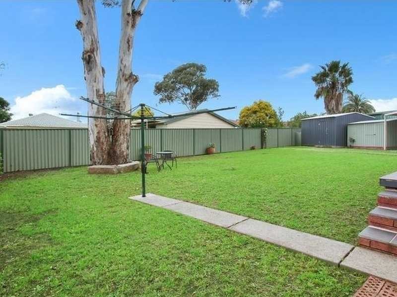 2 Bax Glen, St Clair NSW 2759