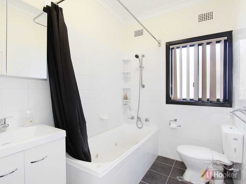 29 Vale St, Woodpark NSW 2164